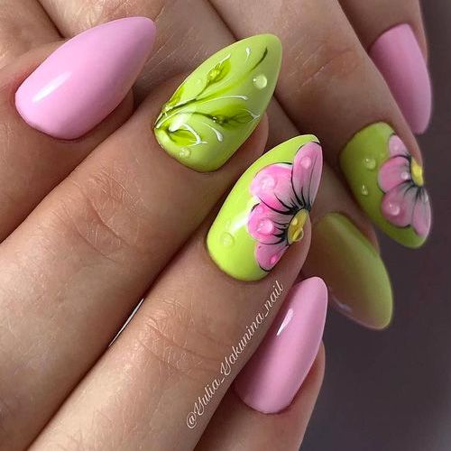 Zielone paznokcie z kwiatami