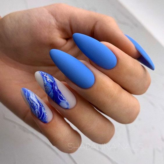 Matowe niebieskie paznokcie