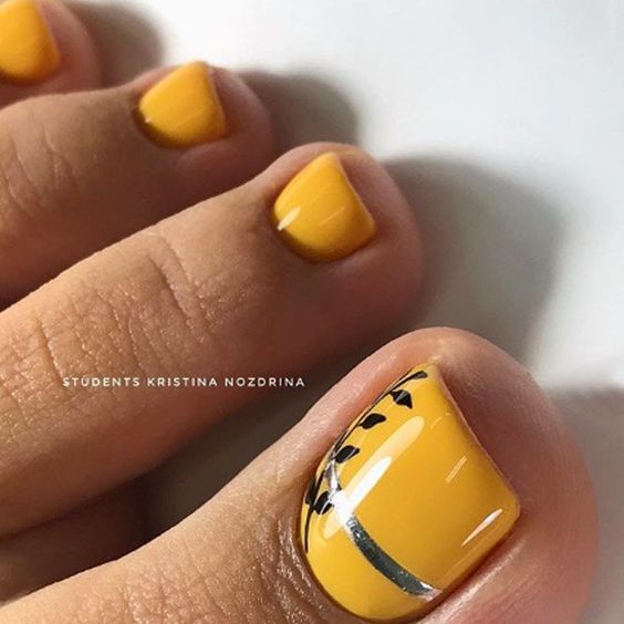 Żółte paznokcie u stóp na wakacje