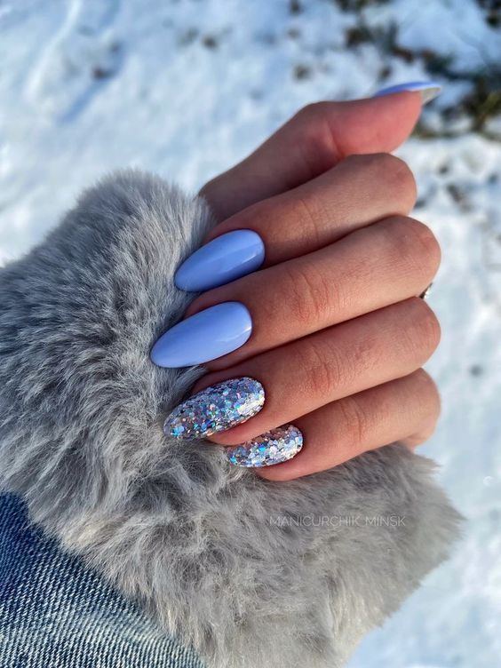 Niebieskie paznokcie z brokatem na zimę