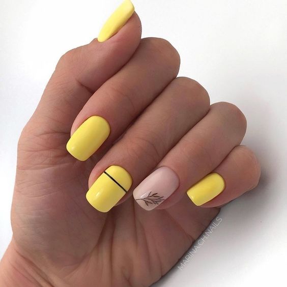 Delikatne żółte paznokcie