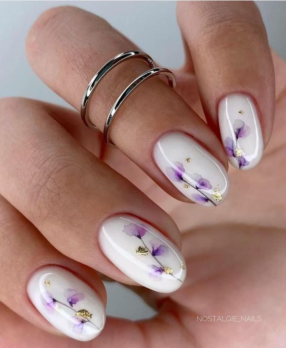 Mleczne paznokcie w kwiaty
