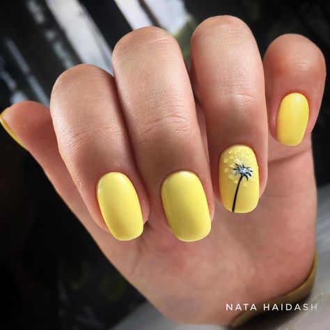 Żółte paznokcie z kwiatami