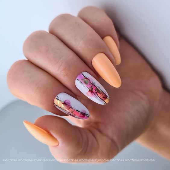 Brzoskwiniowe paznokcie w kwiaty