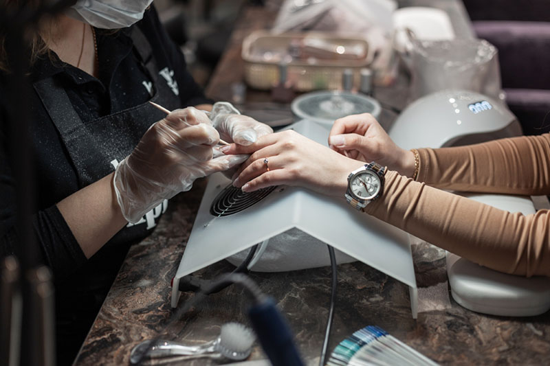 Jak urządzić stanowisko do manicure, aby zapewnić komfortową usługę?