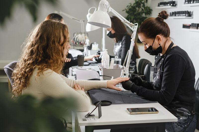 Jakie meble są potrzebne do urządzenia stanowiska do manicure?